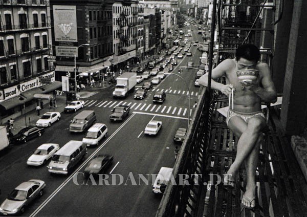 Eating noodles on a fire escape - Postkarte