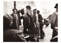 Doisneau, Robert - Kiss by the Hotel De Ville - Postkarte Doisneau, Robert - Kiss by the Hotel De Ville - Postkarte