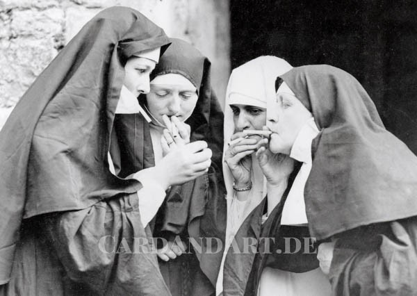 Women dressed as nuns - Postkarte