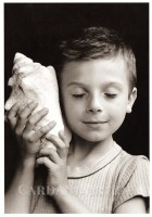 Boubat Èdouard: Junge mit Muschel - Postkarte Boubat Èdouard: Junge mit Muschel - Postkarte