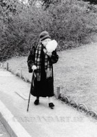 Alte Dame mit Zuckerwatte - Postkarte Alte Dame mit Zuckerwatte - Postkarte