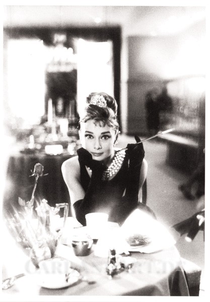 Audrey Hepburn Breakfast at Tiffany´s - Postkarte