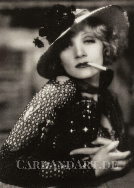 Marlene Dietrich in Blonde Venus - Postkarte