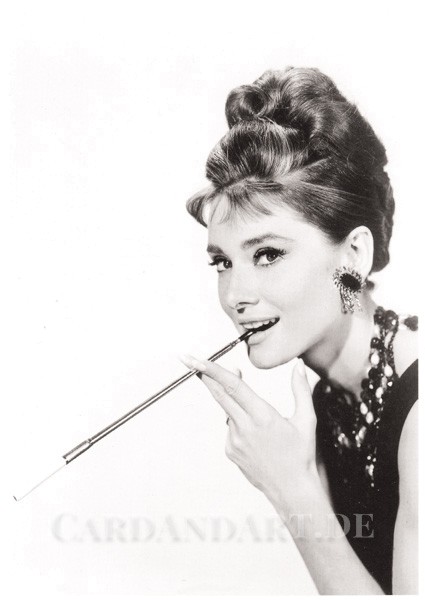 Audrey Hepburn Smoking - Postkarte